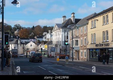 Oakhampton, Devon, England, Großbritannien. 2021. Die Hauptstraße in Oakhampton eine historische Stadt in Devonshire in der Nähe von Dartmoor. Stockfoto