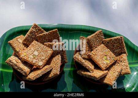 Badam Pista Gur Patti Gajak . Es besteht aus Zacken- und Sesamplatten mit Mandeln und Pistachhio Stockfoto