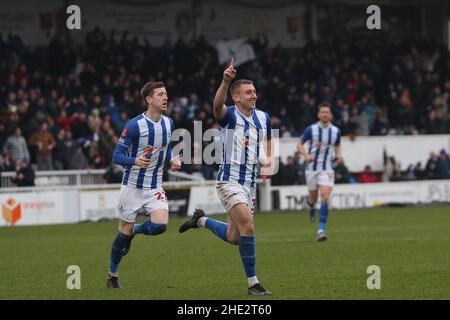 HARTLEPOOL, GROSSBRITANNIEN. JAN 8th David Ferguson von Hartlepool United feiert, nachdem er beim FA Cup-Spiel zwischen Hartlepool United und Blackpool im Victoria Park, Hartlepool, am Samstag, dem 8th. Januar 2022, den Punktestand auf 1-1 erreicht hat. (Kredit: Mark Fletcher | MI News) Kredit: MI Nachrichten & Sport /Alamy Live News Stockfoto