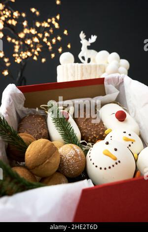 Weihnachtsgebäck und Kekse. Box mit leckeren Weihnachtskeksen auf Holztisch Stockfoto