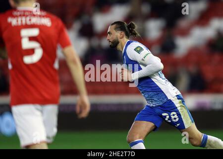 Barrows Ollie Banks feiert das erste Tor ihrer Seite beim dritten Runde des Emirates FA Cup in Oakwell, Barnsley. Bilddatum: Samstag, 8. Januar 2022. Stockfoto