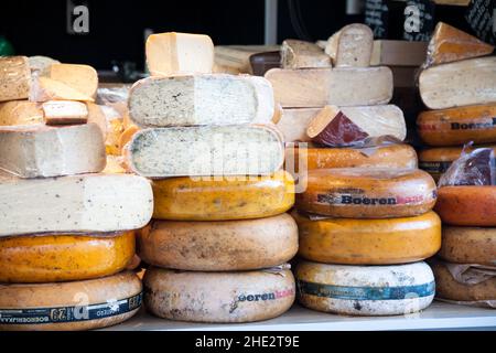 Maastricht, Niederlande - 2021, Dezember 7 : Viele verschiedene Räder von holländischem Käse in einem Geschäft auf dem Markt von Maastricht, Niederlande Stockfoto