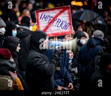 Düsseldorf, Deutschland. 08th Januar 2022. Protest in der deutschen Stadt Düsseldorf mit einem Schild mit der Aufschrift „Impfpflicht“. Quelle: Malte Krudewig/Malte Krudewig/DPA/dpa/Alamy Live News Stockfoto