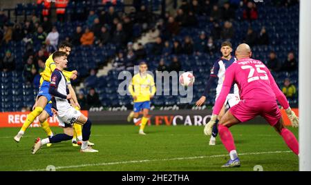 Jakub Moder von Brighton und Hove Albion (hinten links) erzielt das erste Tor ihrer Spielmannschaft während des dritten Spiels des Emirates FA Cup in den Hawthorns, West Bromwich. Bilddatum: Samstag, 8. Januar 2022. Stockfoto