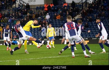 Jakub Moder von Brighton und Hove Albion hat während des dritten Spiels des Emirates FA Cup in den Hawthorns, West Bromwich, einen Torschuss erhalten. Bilddatum: Samstag, 8. Januar 2022. Stockfoto