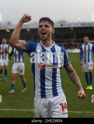 HARTLEPOOL, GROSSBRITANNIEN. JAN 8th Hartlepool United Gavan Holohan feiert am Samstag, den 8th. Januar 2022, den Sieg seiner 2-1-jährigen Familie im FA Cup-Spiel zwischen Hartlepool United und Blackpool im Victoria Park, Hartlepool. (Kredit: Mark Fletcher | MI News) Stockfoto