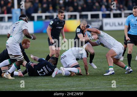 Newcastle, Großbritannien. 08th Januar 2022. NEWCASTLE UPON TYNE, GROSSBRITANNIEN. JAN 8th Mike Brown von Newcastle Falcons wird am Samstag, den 8th. Januar 2022, während des Spiels der Gallagher Premiership zwischen Newcastle Falcons und Northampton Saints im Kingston Park, Newcastle, angegangen. (Kredit: Chris Lishman | MI News) Kredit: MI Nachrichten & Sport /Alamy Live News Stockfoto