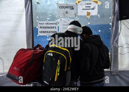 Guwahati, Indien. 08th Januar 2022. Passagiere, die am Samstag, den 8. Januar, am Bahnhof Guwahati in Guwahati, Assam, Indien, ihr vollständig geimpftes COVID-19-Zertifikat in einem vollständig geimpften Passagierprüfstand vorzeigen, 2022. Die täglichen Fälle von Covid-19 stiegen innerhalb von 24 Stunden um 21%, da Indien mehr als hunderttausend frische Infektionen verzeichnete. Quelle: David Talukdar/Alamy Live News Stockfoto