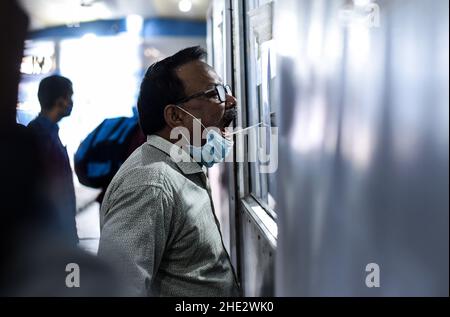 Guwahati, Indien. 08th Januar 2022. Ein Mitarbeiter des Gesundheitswesens nimmt am Samstag, den 8. Januar, im Bahnhof Guwahati in Guwahati, Assam, Indien, eine Abstrichprobe für COVID-19-Tests ab. 2022. Die täglichen Fälle von Covid-19 stiegen innerhalb von 24 Stunden um 21%, da Indien mehr als hunderttausend frische Infektionen verzeichnete. Quelle: David Talukdar/Alamy Live News Stockfoto