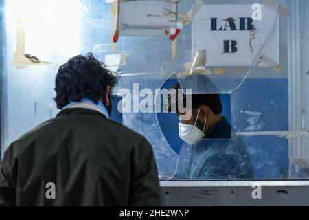 Guwahati, Indien. 08th Januar 2022. Ein Mitarbeiter des Gesundheitswesens nimmt am Samstag, den 8. Januar, im Bahnhof Guwahati in Guwahati, Assam, Indien, eine Abstrichprobe für COVID-19-Tests ab. 2022. Die täglichen Fälle von Covid-19 stiegen innerhalb von 24 Stunden um 21%, da Indien mehr als hunderttausend frische Infektionen verzeichnete. Quelle: David Talukdar/Alamy Live News Stockfoto