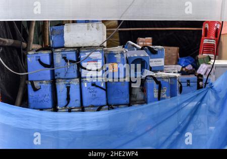 Guwahati, Indien. 08th Januar 2022. COVID-19 Behälter zur Lagerung von Abstrichproben werden am Samstag, den 8. Januar, am Bahnhof Guwahati in Guwahati, Assam, Indien, gesehen. 2022. Die täglichen Fälle von Covid-19 stiegen innerhalb von 24 Stunden um 21%, da Indien mehr als hunderttausend frische Infektionen verzeichnete. Quelle: David Talukdar/Alamy Live News Stockfoto