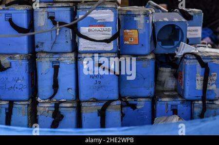 Guwahati, Indien. 08th Januar 2022. COVID-19 Behälter zur Lagerung von Abstrichproben werden am Samstag, den 8. Januar, am Bahnhof Guwahati in Guwahati, Assam, Indien, gesehen. 2022. Die täglichen Fälle von Covid-19 stiegen innerhalb von 24 Stunden um 21%, da Indien mehr als hunderttausend frische Infektionen verzeichnete. Quelle: David Talukdar/Alamy Live News Stockfoto