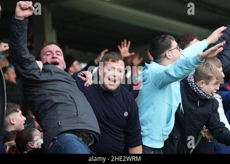 HARTLEPOOL, GROSSBRITANNIEN. JAN 8th Hartlepool United-Fans feiern am 2-1 Samstag, den 8th. Januar 2022, nach dem Sieg ihres Teams im FA Cup-Spiel zwischen Hartlepool United und Blackpool im Victoria Park, Hartlepool. (Kredit: Mark Fletcher | MI News) Kredit: MI Nachrichten & Sport /Alamy Live News Stockfoto