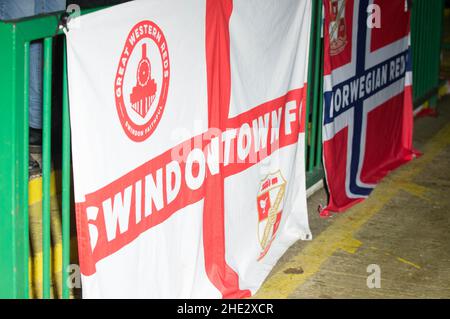 Swindon, Großbritannien. 07th Januar 2022. Swindon, England, 7th. Januar: Swindon-Flaggen. FA Cup 3rd Runde. Swindon Town V Manchester City auf dem Heimstadion des Swindon Town FC. Terry Scott/SPP Quelle: SPP Sport Press Photo. /Alamy Live News Stockfoto