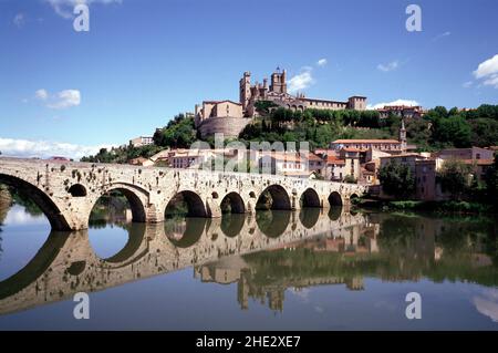 Beziers, Stadtansicht mit Cathédrale Saint-Nazaire und Pont Vieux über den Fluß Orb Stockfoto