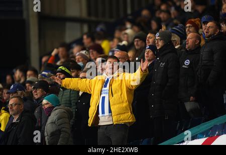 Die Fans von Brighton und Hove Albion feiern auf den Tribünen beim dritten Lauf des Emirates FA Cup im Hawthorns, West Bromwich. Bilddatum: Samstag, 8. Januar 2022. Stockfoto