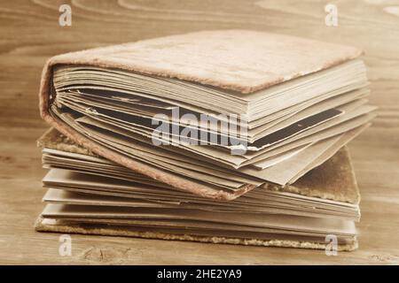 Zwei Vintage-Fotoalbum in Plüschhüllen mit Familienfotos Stockfoto