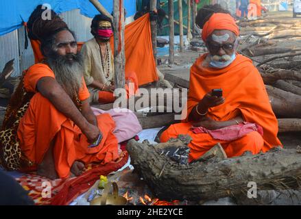 Kalkutta, Westbengalen, Indien. 8th Januar 2022. Jedes Jahr erreichen viele Sadhus aus ganz Indien Babughat auf ihrem Weg nach Gangasagar (Sagar), um ein heiliges Bad zu nehmen. Gangasagar ist ein Ort der Hindu-Wallfahrt. Jedes Jahr am Tag des Makar Sankranti (14. Januar) versammeln sich Hunderttausende Hindus, um am Zusammenfluss des Flusses Ganges und der Bucht von Bengalen ein heiliges Bad zu nehmen und im Kapil Muni Tempel zu beten. Kredit: ZUMA Press, Inc./Alamy Live Nachrichten Stockfoto