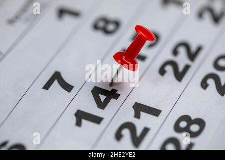 Kalender mit Red Thumbtack, Valentinstag oder Special Day Konzept Stockfoto