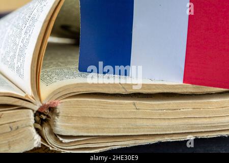 Frankreich Flagge und französisches Buch Stockfoto