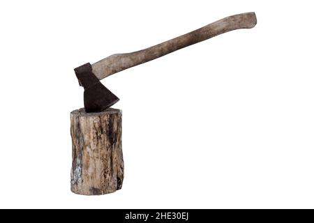 Axt in einem Stumpf isoliert auf weißem Hintergrund stecken Stockfoto