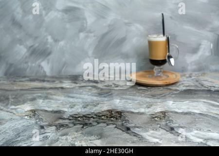 Caffe Latte Macchiato Kaffee mit Milch in einem hohen Trinkglas geschichtet. Stockfoto