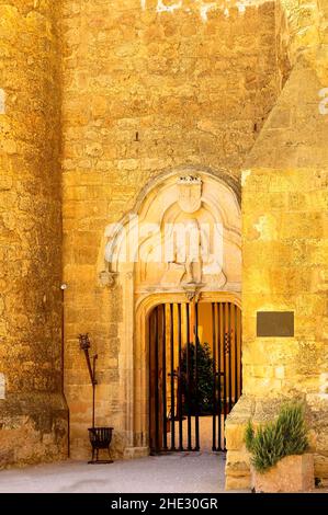 Eingangstor zum Schloss von Belmonte in Cuenca. Stockfoto