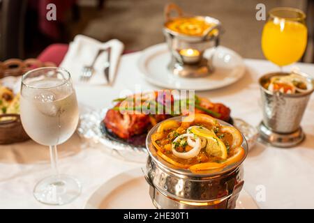 Indische Gastronomie oder Hindu-Gastronomie ist sehr vielfältig; Es entsteht als Ergebnis der Vielfalt der Kulturen, die es in der gesamten Koloniza bereichert haben Stockfoto