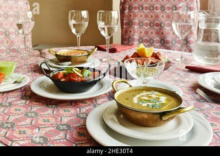 Indische Gastronomie oder Hindu-Gastronomie ist sehr vielfältig; Es entsteht als Ergebnis der Vielfalt der Kulturen, die es in der gesamten Koloniza bereichert haben Stockfoto