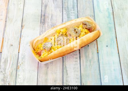 Hot Dog mit süßen Maiskörnern mit Hackbraten und süßem Brot Stockfoto