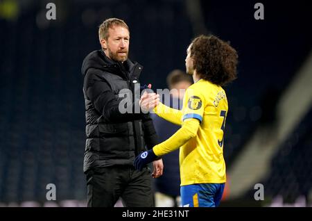 Marc Cucurella von Brighton und Hove Albion (rechts) und Manager Graham Potter geben sich nach dem dritten Spiel des Emirates FA Cup in den Hawthorns, West Bromwich, die Hände. Bilddatum: Samstag, 8. Januar 2022. Stockfoto