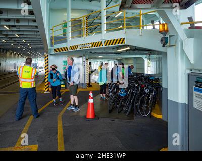 WA21013-00...WASHINGTON - Radfahrer arrangieren ihre Fahrräder, als sie eine Washington State Fähre in Anacortes auf ihrem Weg nach Orcas Island, Teil von, besteigen Stockfoto