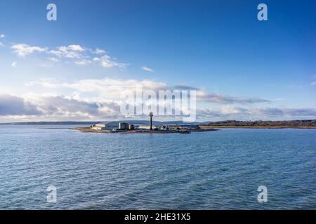 Calshot Spit von Solent Water aus gesehen, mit der Isle of Wight im Hintergrund an einem klaren Wintertag, Calshot, Hampshire, England, Großbritannien Stockfoto