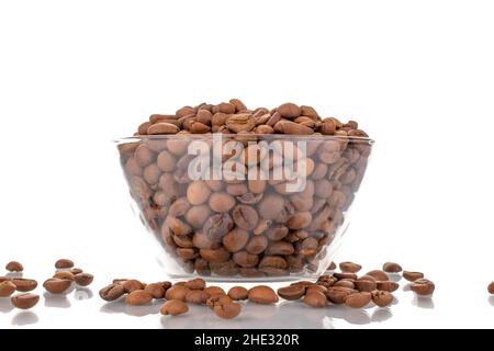 Mehrere duftende frisch geröstete Kaffeebohnen in Glaswaren, Nahaufnahme, isoliert auf Weiß. Stockfoto