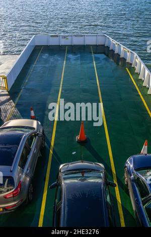 Blick auf das Autodeck an Bord der Red Eagle Fähre von Southampton zur Isle of Wight, England, Großbritannien Stockfoto