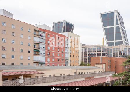 Fassade von Gebäuden neben der Plaza de Castilla in Madrid Stockfoto