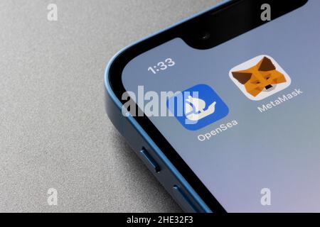 Die Symbole der mobilen App OpenSea NFT Marketplace und MetaMask Blockchain Wallet werden am 22. Dezember 2021 auf einem iPhone angezeigt. Stockfoto