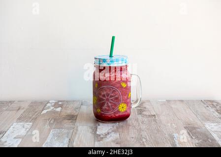 Die Granita oder rasiert ist ein Erfrischungsgetränk oder Snack aus zerkleinerten oder geriebenem Eis mit Sirup oder Sirup verschiedener Geschmacksrichtungen. Es erhält verschiedene Namen, d Stockfoto