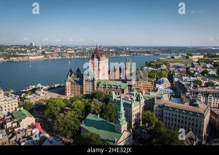 Luftaufnahme der Stadt Quebec, einschließlich des historischen Wahrzeichen, der Burg Frontenac im Sommer in Quebec, Kanada. Stockfoto