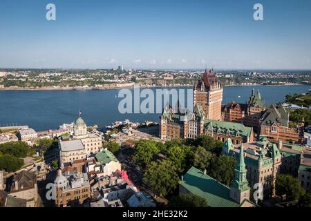 Luftaufnahme der Stadt Quebec, einschließlich des historischen Wahrzeichen, der Burg Frontenac im Sommer in Quebec, Kanada. Stockfoto