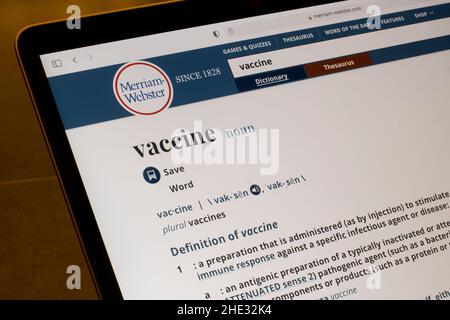 Das Wort „Impfstoff“ ist am 26. Dezember 2021 auf der Merriam-Webster-Website auf einem Laptop zu sehen. Merriam-Webster erklärt „Impfstoff“ zum Wort der... Stockfoto