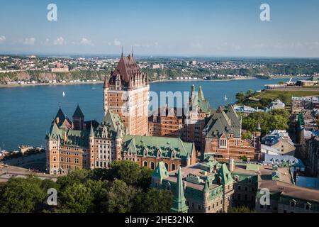 Luftaufnahme der Stadt Quebec, einschließlich des historischen Wahrzeichen, der Burg Frontenac im Sommer in Quebec, Kanada. Stockfoto