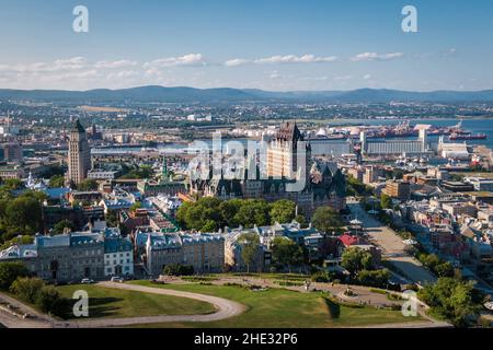 Luftaufnahme der Stadt Quebec, einschließlich des historischen Wahrzeichen, der Burg Frontenac im Sommer in Quebec, Kanada. Stockfoto