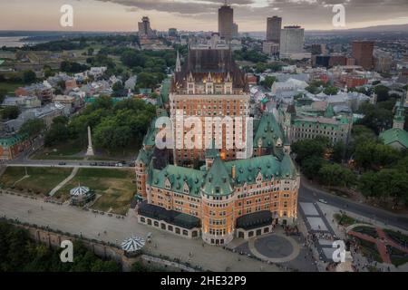 Luftaufnahme des historischen Wahrzeichen der Burg Frontenac in der Abenddämmerung in Quebec City, Kanada. Stockfoto