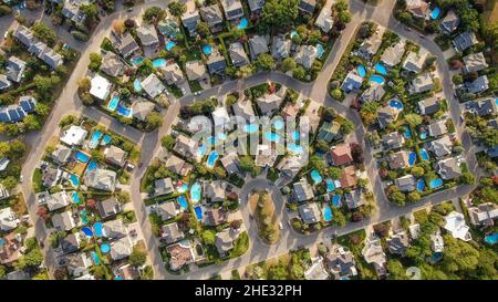 Top-down-Luftaufnahme von Häusern und Straßen in einem Wohnviertel in Montreal, Quebec, Kanada. Immobilien-, Immobilien- und Immobilienkonzept. Stockfoto