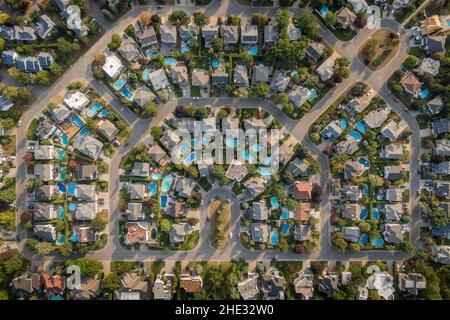 Top-down-Luftaufnahme von Häusern und Straßen in einem Wohnviertel in Montreal, Quebec, Kanada. Immobilien-, Immobilien- und Immobilienkonzept. Stockfoto