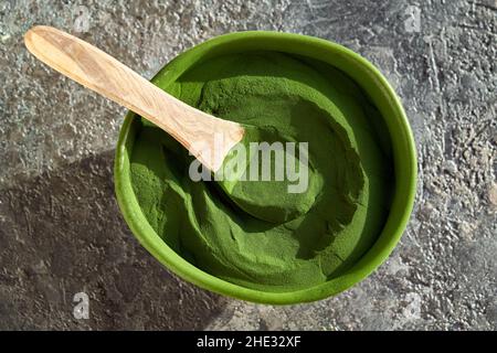 Grünes Chlorella-Algenpulver in einer Schüssel auf einem Tisch Stockfoto