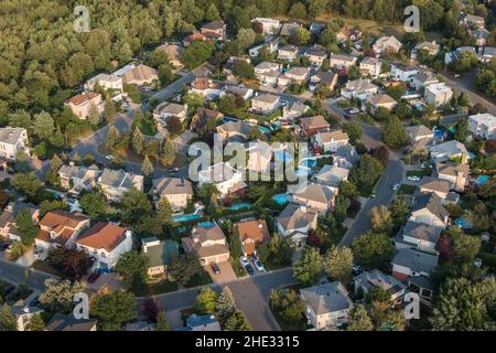 Luftaufnahme von Häusern und Straßen in einem schönen Wohnviertel in Montreal, Quebec, Kanada. Immobilien-, Immobilien- und Immobilienkonzept. Stockfoto