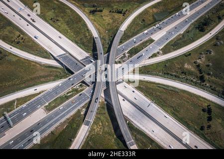 Luftaufnahme des Verkehrs auf der Autobahnüberführung in Toronto, Ontario, Kanada, Nordamerika. Stockfoto