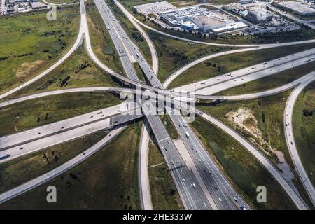 Luftaufnahme des Verkehrs auf der Autobahnüberführung in Toronto, Ontario, Kanada, Nordamerika. Stockfoto